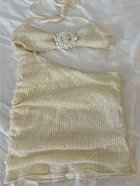 Cream One-Shoulder Mini Dress with Decorative Buckle